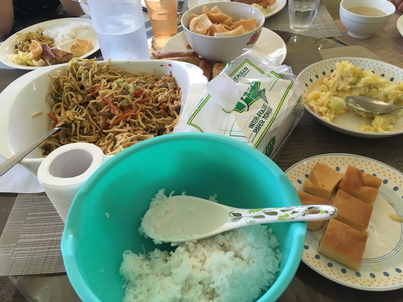 フィリピンの焼きそば、手前はデザート