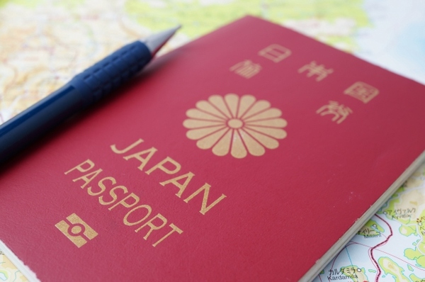 パスポートと地図