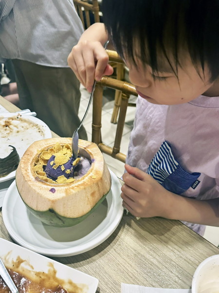 ココナツの器に入ったハロハロ